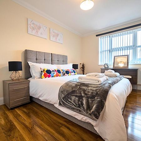 Heathrow Rare Find 2 Bedroom Plus 2 Bathroom Flat - Sleeps 6- Free Parking- Close To Heathrow Terminals-Quiet Development Stanwell Exterior foto