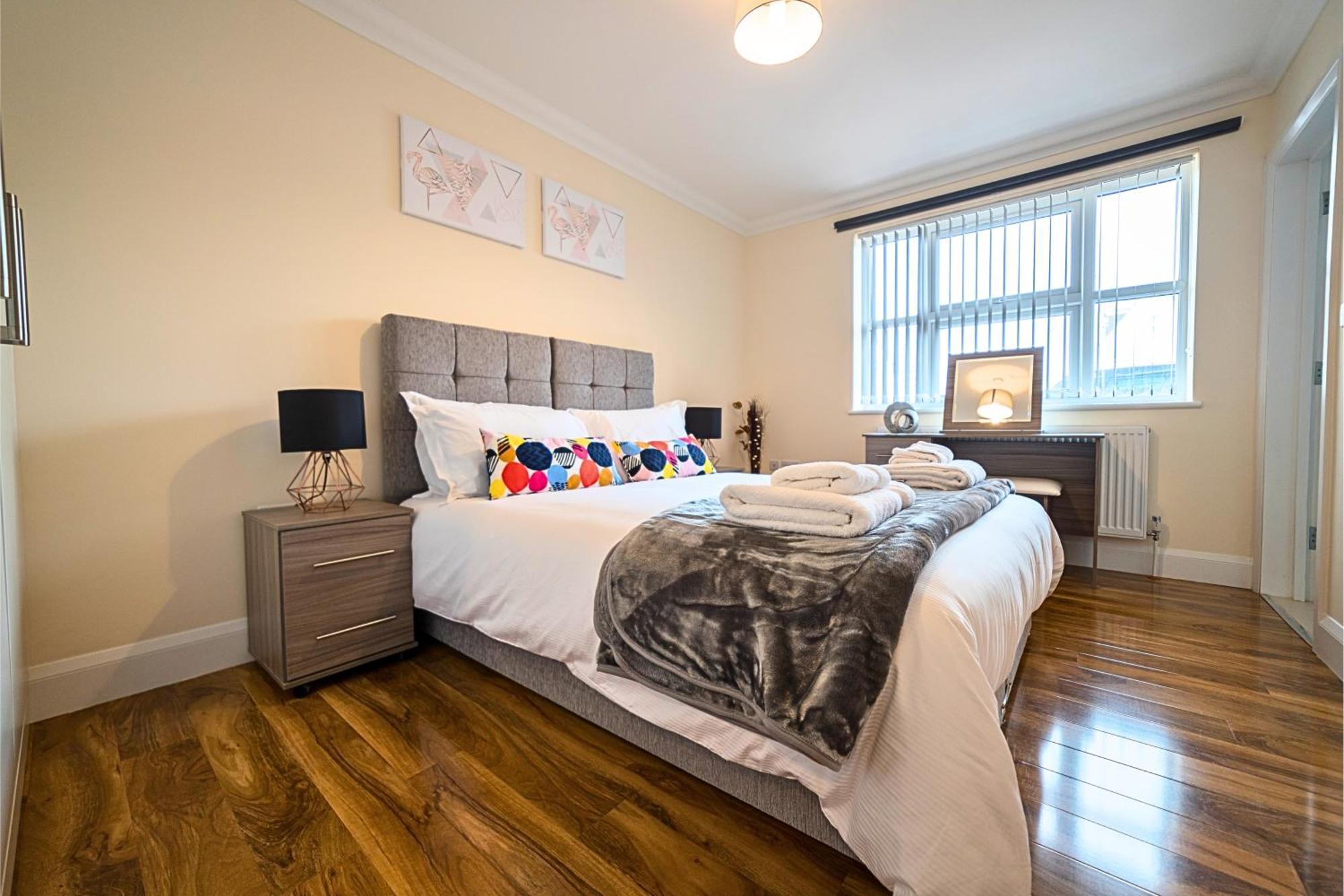 Heathrow Rare Find 2 Bedroom Plus 2 Bathroom Flat - Sleeps 6- Free Parking- Close To Heathrow Terminals-Quiet Development Stanwell Exterior foto