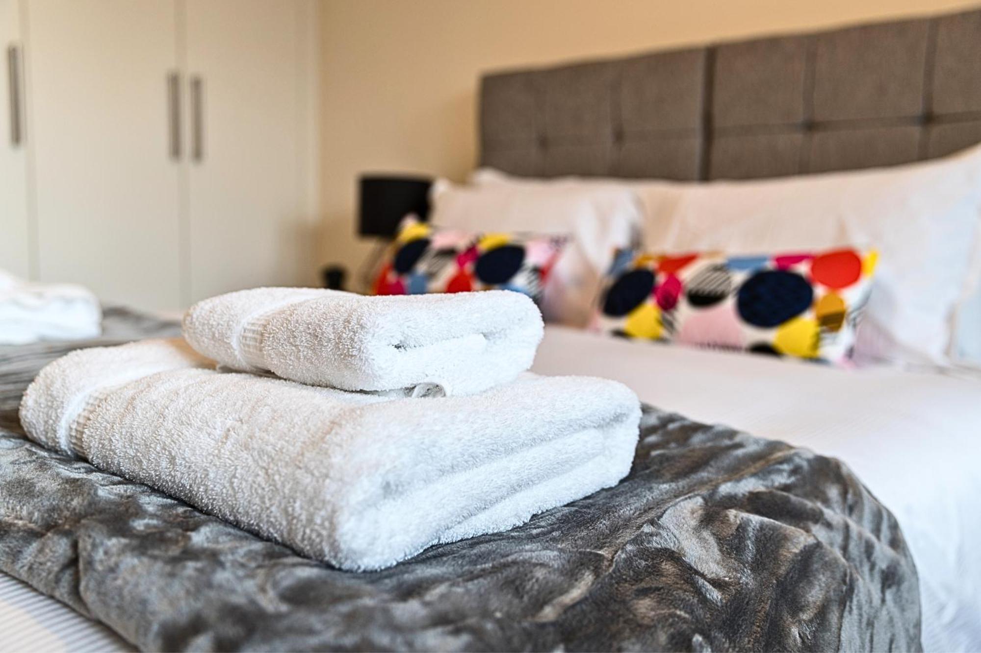 Heathrow Rare Find 2 Bedroom Plus 2 Bathroom Flat - Sleeps 6- Free Parking- Close To Heathrow Terminals-Quiet Development Stanwell Exterior foto