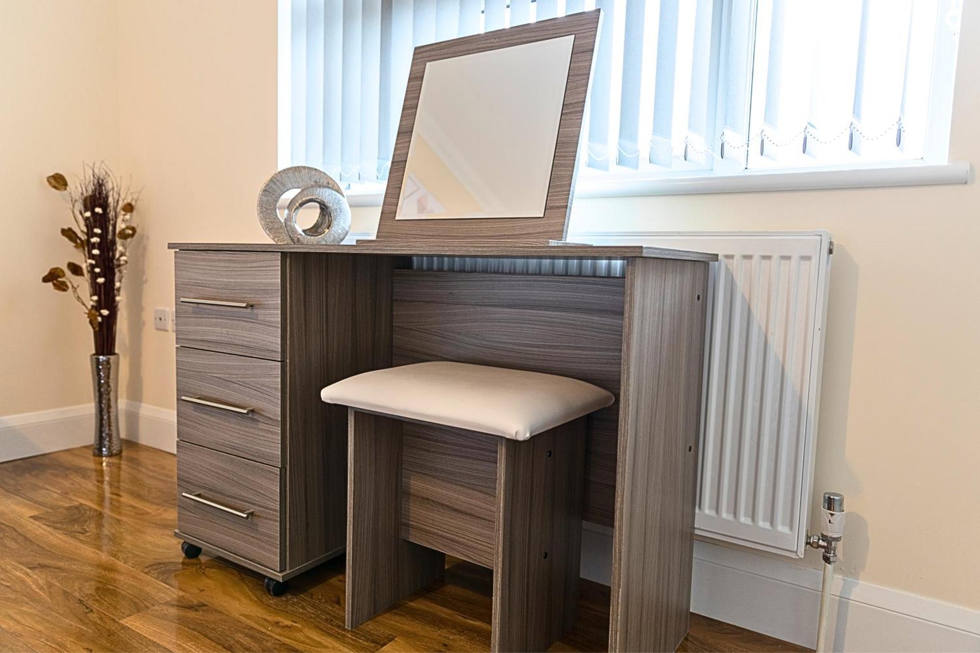 Heathrow Rare Find 2 Bedroom Plus 2 Bathroom Flat - Sleeps 6- Free Parking- Close To Heathrow Terminals-Quiet Development Stanwell Exterior foto