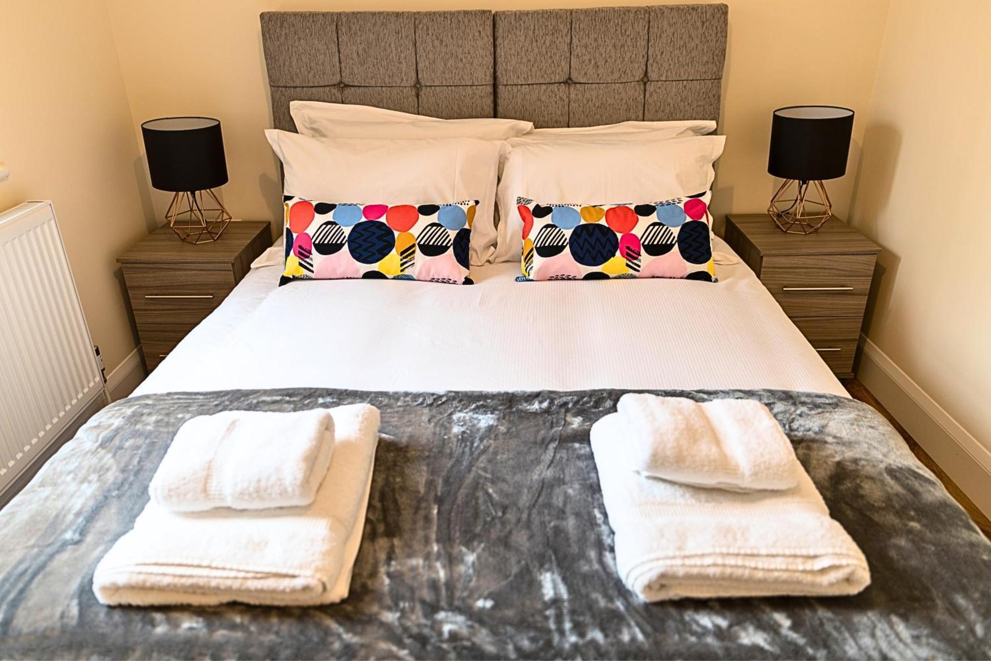 Heathrow Rare Find 2 Bedroom Plus 2 Bathroom Flat - Sleeps 6- Free Parking- Close To Heathrow Terminals-Quiet Development Stanwell Exterior foto