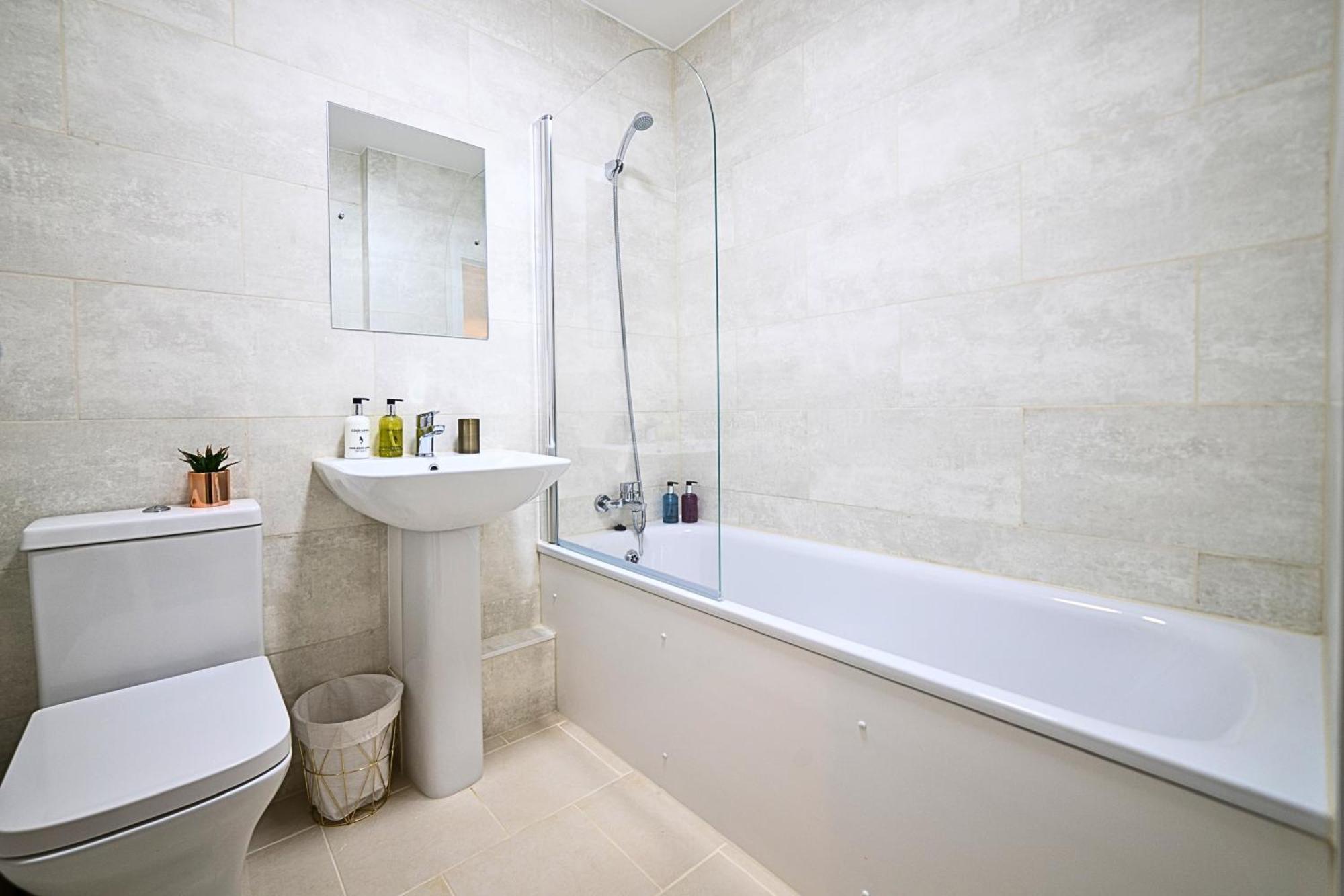 Heathrow Rare Find 2 Bedroom Plus 2 Bathroom Flat - Sleeps 6- Free Parking- Close To Heathrow Terminals-Quiet Development Stanwell Exterior foto