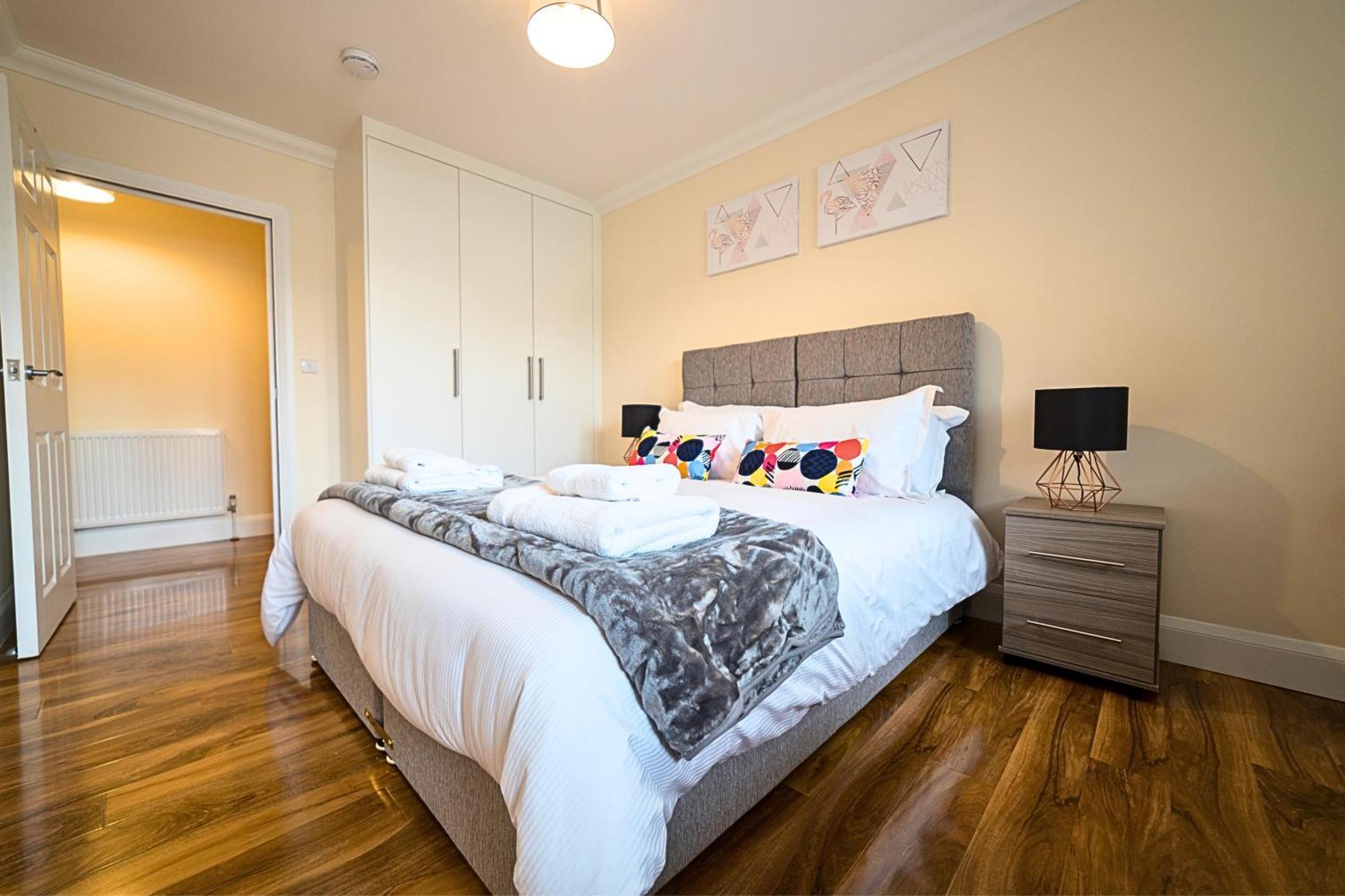 Heathrow Rare Find 2 Bedroom Plus 2 Bathroom Flat - Sleeps 6- Free Parking- Close To Heathrow Terminals-Quiet Development Stanwell Exterior foto
