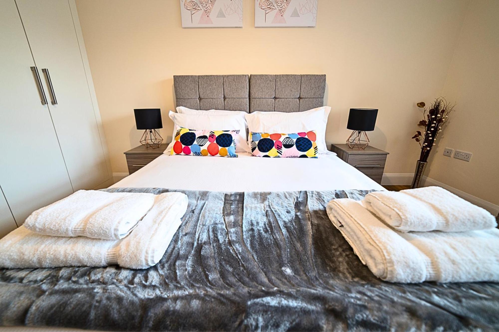 Heathrow Rare Find 2 Bedroom Plus 2 Bathroom Flat - Sleeps 6- Free Parking- Close To Heathrow Terminals-Quiet Development Stanwell Exterior foto