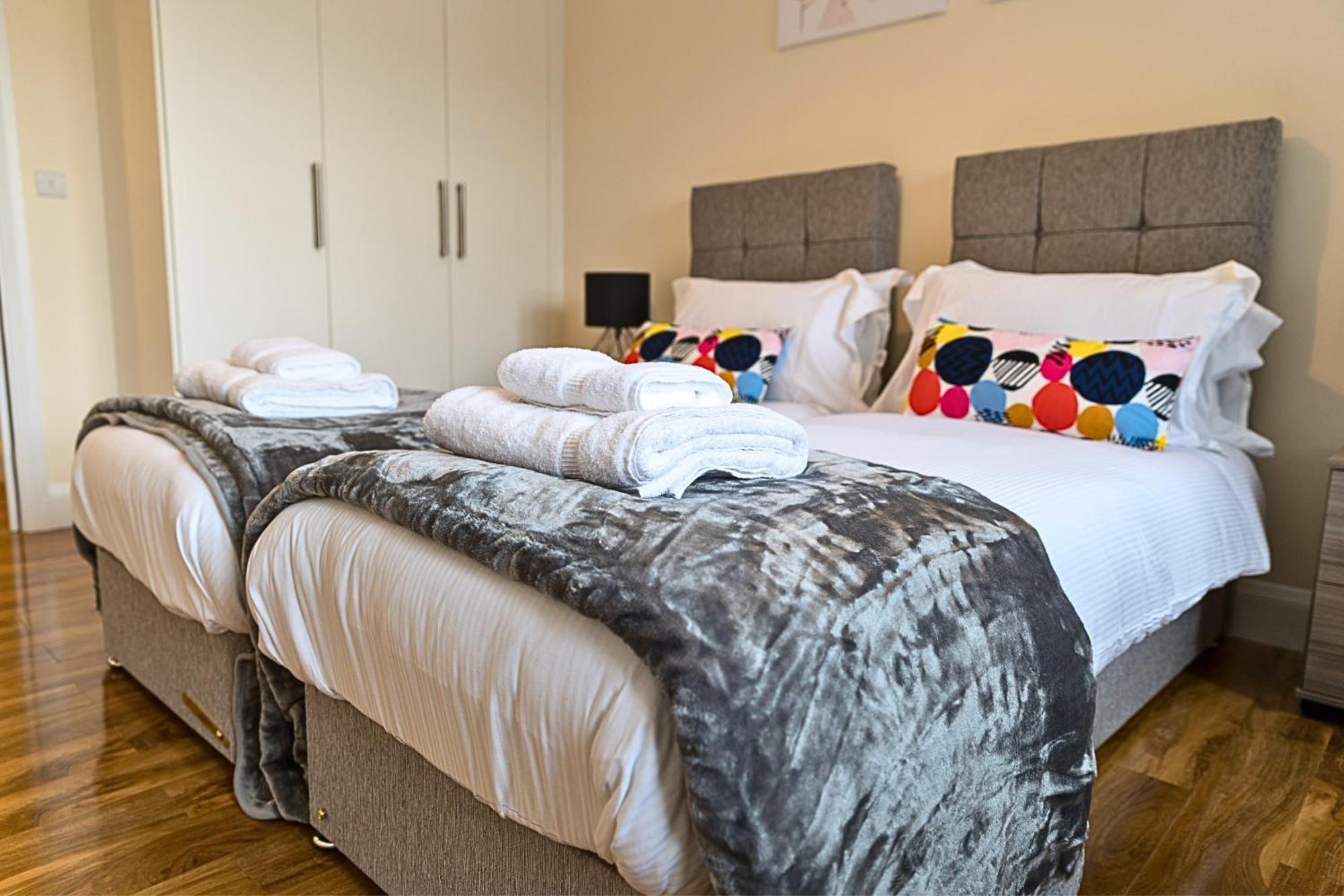 Heathrow Rare Find 2 Bedroom Plus 2 Bathroom Flat - Sleeps 6- Free Parking- Close To Heathrow Terminals-Quiet Development Stanwell Exterior foto