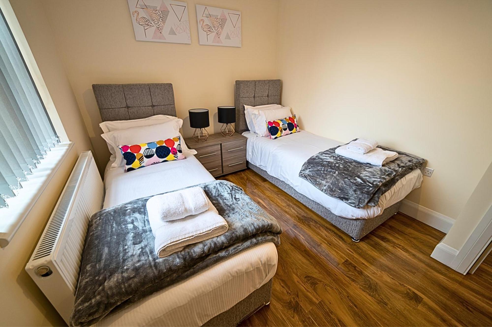 Heathrow Rare Find 2 Bedroom Plus 2 Bathroom Flat - Sleeps 6- Free Parking- Close To Heathrow Terminals-Quiet Development Stanwell Exterior foto
