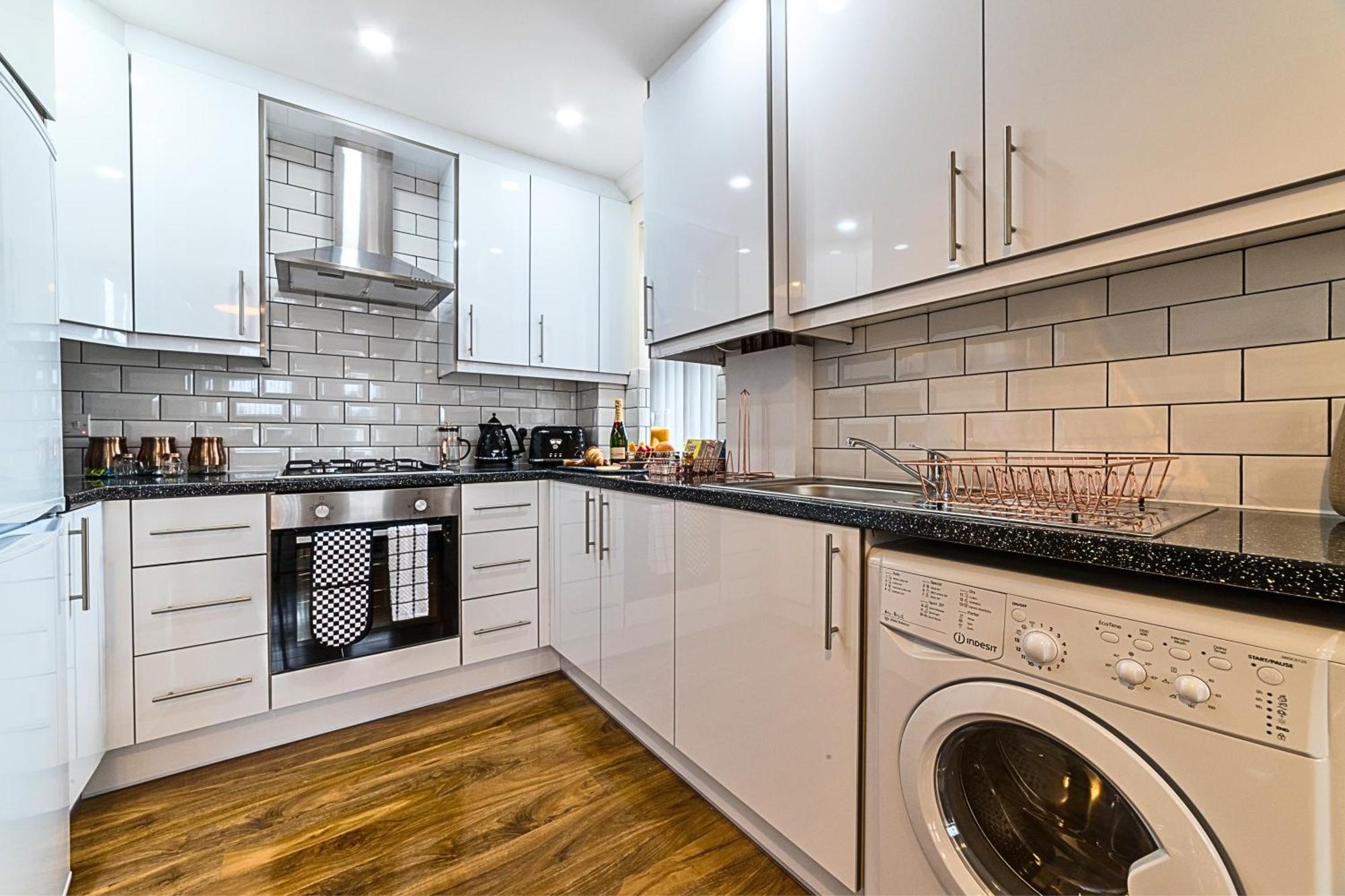 Heathrow Rare Find 2 Bedroom Plus 2 Bathroom Flat - Sleeps 6- Free Parking- Close To Heathrow Terminals-Quiet Development Stanwell Exterior foto